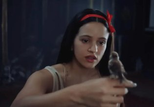 H Rosalía και η Björk ενώνουν τις φωνές τους στο «Berghain» και η όπερα αγκαλιάζει την avant-pop