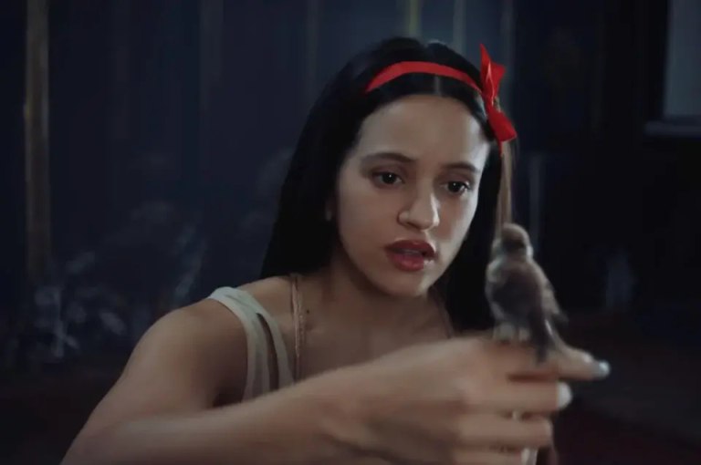 H Rosalía και η Björk ενώνουν τις φωνές τους στο «Berghain» και η όπερα αγκαλιάζει την avant-pop