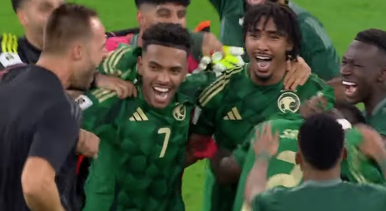 Πριμ-μαμούθ από την Κυβέρνηση της Σαουδικής Αραβίας στους παίκτες της Εθνικής