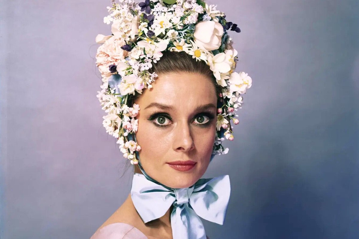 Από την Όντρεϊ στον Νταλί: Η υπερβατική κομψότητα του Σέσιλ Μπίτον ανατέμνει τη λάμψη 