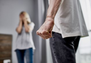 Συγκλονίζει θύμα ενδοοικογενειακής βίας: «Με έκαιγε με τσιγάρο και καυτό σίδερο»