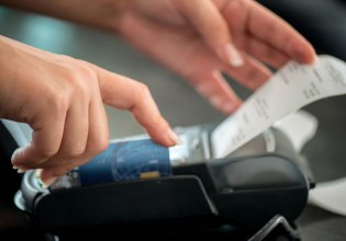 Ηλεκτρονικές αποδείξεις: «Κλειδί» για τη μείωση του φόρου και για τα εισοδήματα του 2026