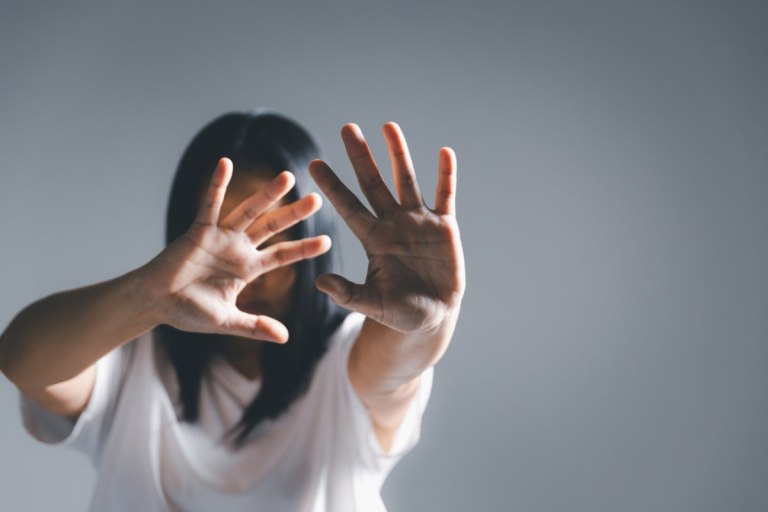 Ηράκλειο: Ξυλοκόπησε άγρια τη σύντροφό του και εξαφανίστηκε