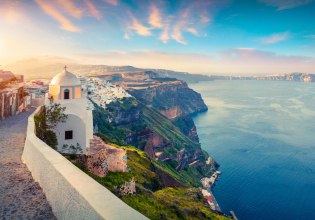 Μια 17χρονη κατέρρευσε στη Σαντορίνη μετά από κατανάλωση αλκοόλ – Τι αναφέρει ο νόμος