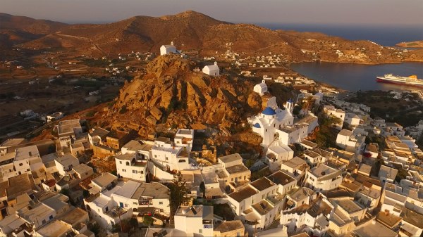 Ίος ο προορισμός των αντιθέσεων – Διεθνή ΜΜΕ «ανακαλύπτουν» τα διαφορετικά πρόσωπα του νησί