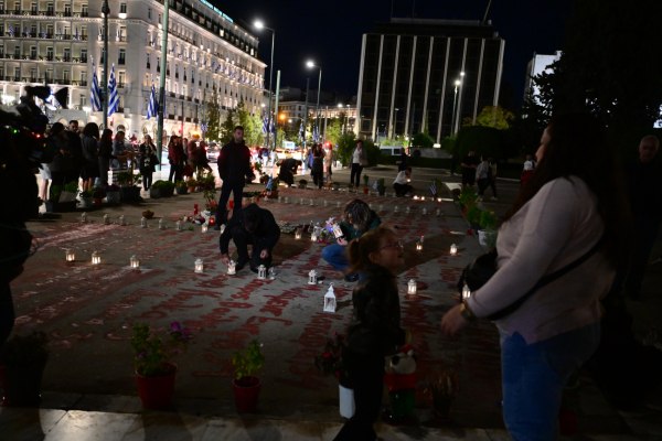Βουλή: Ξανά πλήθος κόσμου μπροστά από το μνημείο των θυμάτων των Τεμπών