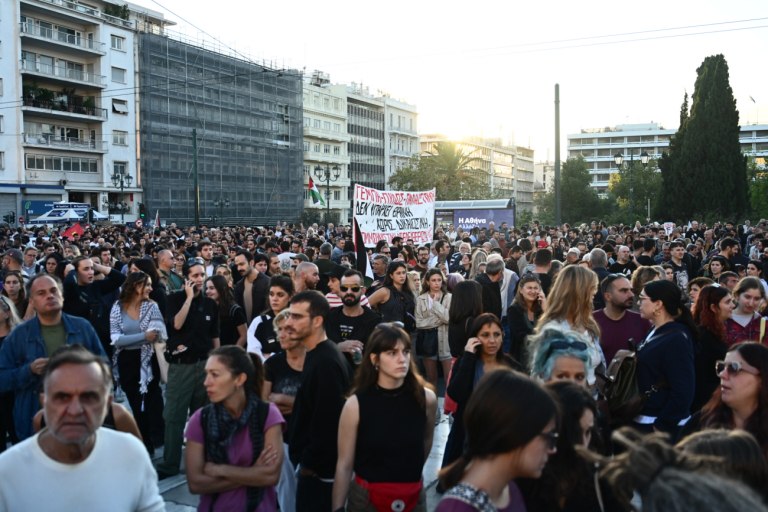Αθήνα: Μεγαλώνει το κύμα συμπαράστασης για τον Πάνο Ρούτσι – Πλήθος κόσμου και πάλι στο Σύνταγμα