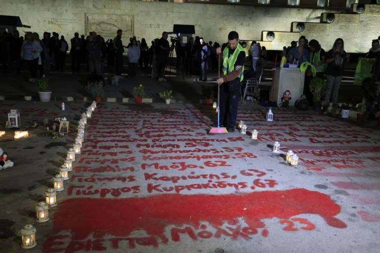 Άγνωστος Στρατιώτης: Η ομάδα «Μέχρι Τέλους» καθάρισε το μνημείο θυμάτων των Τεμπών