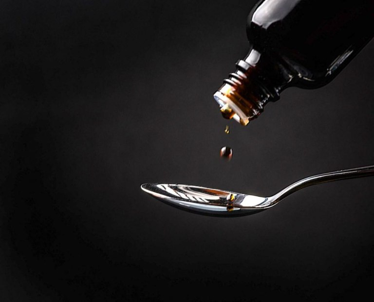 Ινδία: Συνελήφθη ιδιοκτήτης φαρμακοβιομηχανίας – Παρασκεύασε σιρόπι που στοίχισε τη ζωή σε παιδιά