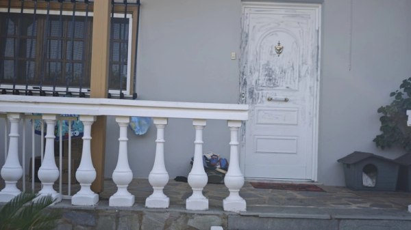 Κορωπί: Δίωξη για απόπειρα ανθρωποκτονίας στον 50χρονο που ξυλοκόπησε τη σύζυγό του – Είχε χτυπήσει και το ένα παιδί