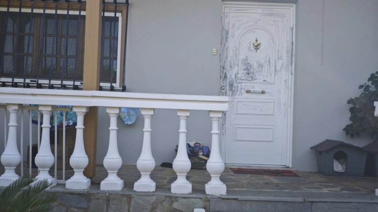 Κορωπί: Δίωξη για απόπειρα ανθρωποκτονίας στον 50χρονο που ξυλοκόπησε τη σύζυγό του – Είχε χτυπήσει και το ένα παιδί