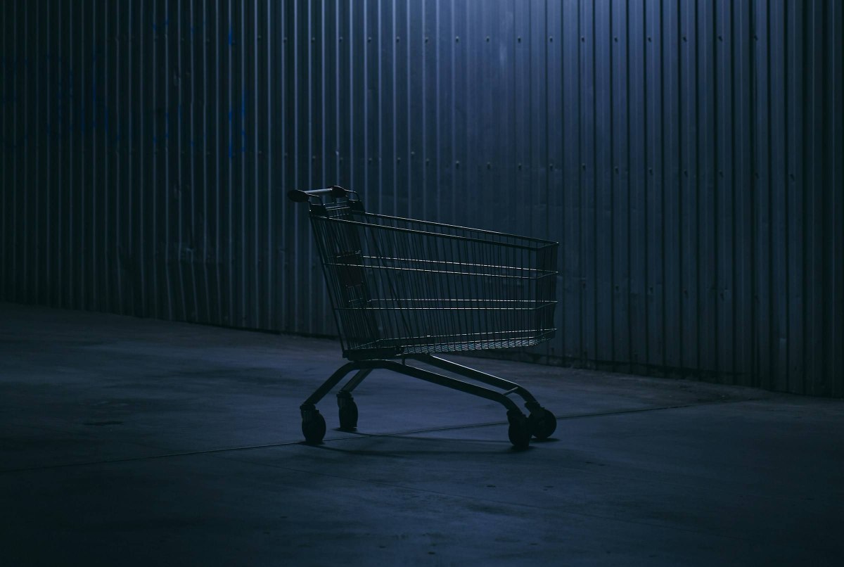 Ακρίβεια: Το «στοίχημα» της μείωσης των τιμών στα ράφια και το μικρό καλάθι που κρατούν οι καταναλωτές