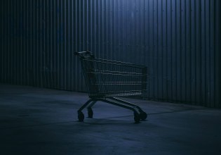 Ακρίβεια: Το «στοίχημα» της μείωσης των τιμών στα ράφια και το μικρό καλάθι που κρατούν οι καταναλωτές