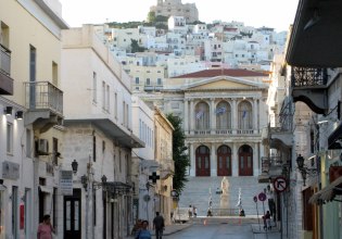 Πρώτη επιλογή η Σύρος για τις διακοπές των Ιταλών το φθινόπωρο