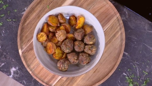 Συνταγή: Κεφτεδάκια με πατάτες τηγανητές