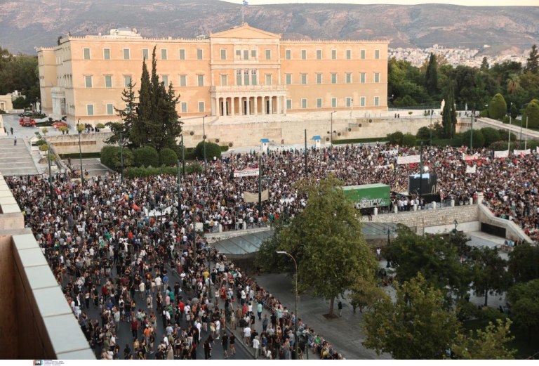 Άγνωστος Στρατιώτης: Ζώνη απαγόρευσης διαδηλώσεων μπροστά στη Βουλή, με πρόσχημα την «προστασία» του μνημείου