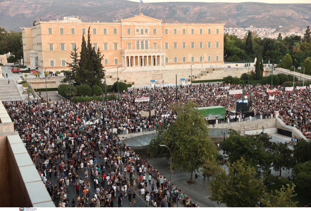Άγνωστος Στρατιώτης: Ζώνη απαγόρευσης διαδηλώσεων μπροστά στη Βουλή, με πρόσχημα την «προστασία» του μνημείου