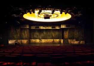 Είδαμε μια παράσταση όταν η Αθήνα κοιμόταν – Στο θέατρο Αθηνών η αυλαία σηκώνεται (και) μετά τα μεσάνυχτα