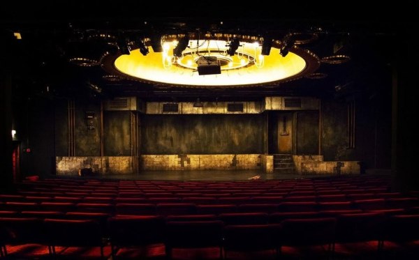 Είδαμε μια παράσταση όταν η Αθήνα κοιμόταν – Στο θέατρο Αθηνών η αυλαία σηκώνεται (και) μετά τα μεσάνυχτα