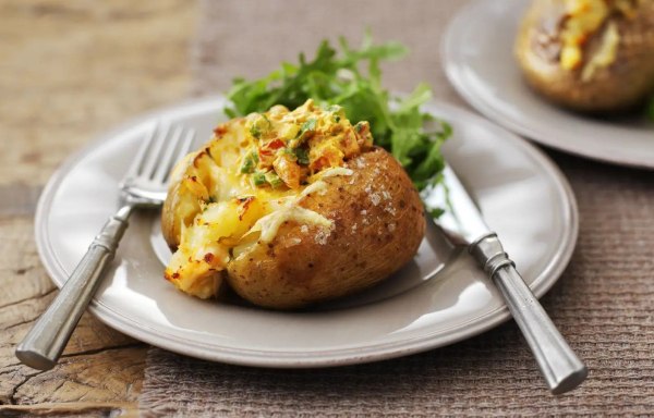 Συνταγή: Ψητή πατάτα με γέμιση