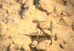 Λάρισα: Ζωντανός ο θρύλος για κρυμμένους θησαυρούς στους Γόννους – Γκρέμισε το σπίτι του για να βρει λίρες