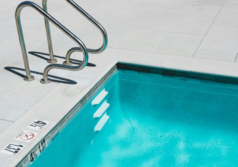 ΠΑΓΝΗ: «Όσο αναπνέει, ελπίζουμε» – Συγκρατημένη αισιοδοξία των γιατρών για την 3χρονη που βρέθηκε σε πισίνα