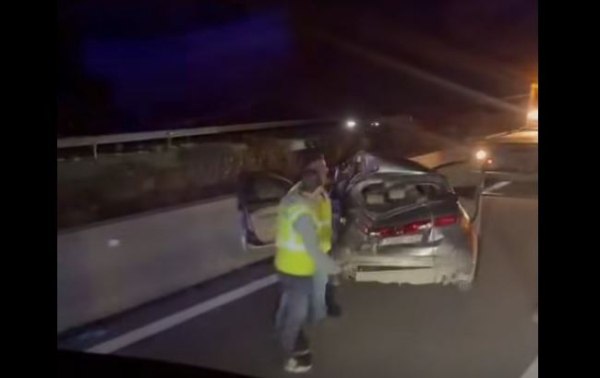 Σοβαρό τροχαίο στην εθνική οδό – Νταλίκα παρέσυρε ΙΧ που είχε σταματήσει στη ΛΕΑ – Απεγκλωβίστηκε ο οδηγός
