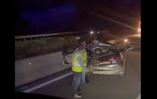 Σοβαρό τροχαίο στην εθνική οδό – Νταλίκα παρέσυρε ΙΧ που είχε σταματήσει στη ΛΕΑ – Απεγκλωβίστηκε ο οδηγός