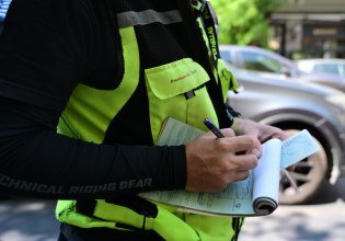 Οδήγηση: Το υπουργείο Μεταφορών απαντά αν επιτρέπεται ο καφές και το μπουφάν