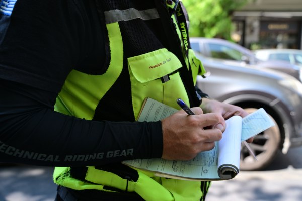 Οδήγηση: Το υπουργείο Μεταφορών απαντά αν επιτρέπεται ο καφές και το μπουφάν