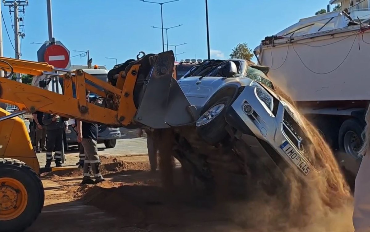 Απίστευτο τροχαίο στη Βάρη: Παρκαρισμένο ΙΧ «βυθίστηκε» από τα χώματα φορτηγού