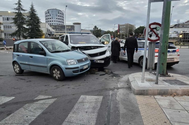Θεσσαλονίκη: Τροχαίο στην Εγνατία – Ιδιωτικό ασθενοφόρο συγκρούστηκε με ΙΧ