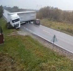 Σοκαριστικό τροχαίο στη Ρουμανία με δύο νεκρούς: Φορτηγό δίπλωσε και παρέσυρε αυτοκίνητο