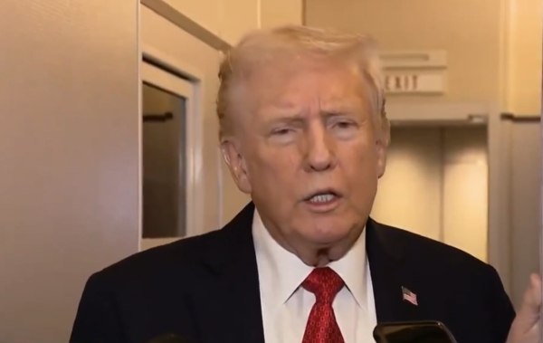 Ο Τραμπ διαβεβαιώνει ότι βρίσκεται σε ισχύ η κατάπαυση του πυρός στη Γάζα παρά το μακελειό του Ισραήλ