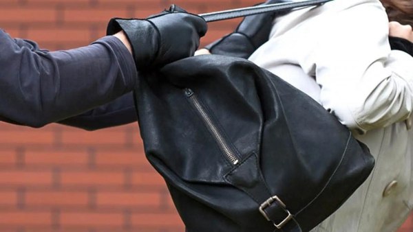 Συνελήφθη ο τσαντάκιας με τη μηχανή σε Νίκαια και Κορυδαλλό – Πώς προσέγγιζε και τραυμάτιζε τις γυναίκες θύματα