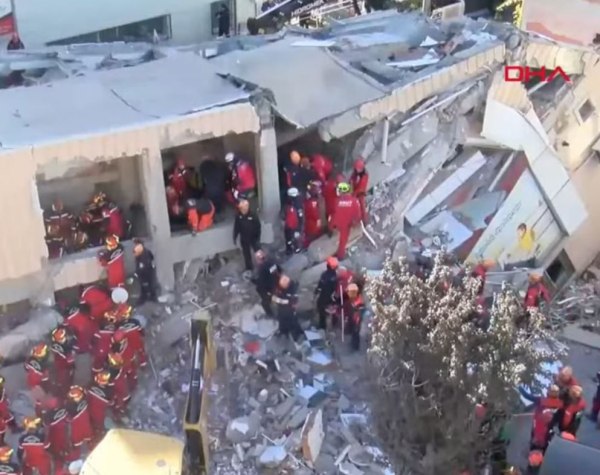Κατάρρευση κτιρίου στην Τουρκία: Σε εξέλιξη επιχείρηση απεγκλωβισμού – Αναφορές για παιδιά κάτω από τα συντρίμμια