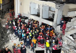 Κατάρρευση κτιρίου στην Τουρκία: Ανασύρθηκαν 4 νεκροί – Μόνο η κόρη της οικογένειας επιβίωσε