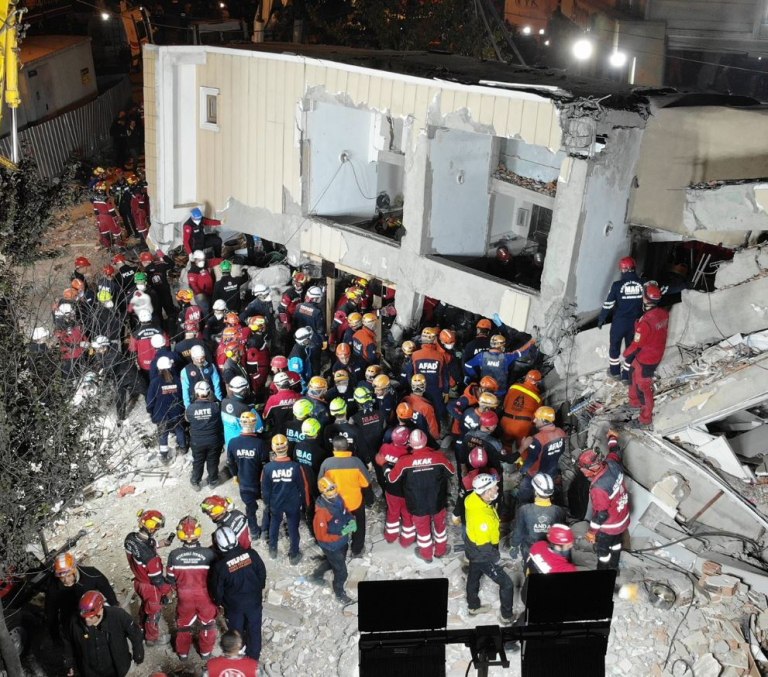 Κατάρρευση κτιρίου στην Τουρκία: Ανασύρθηκαν 4 νεκροί – Μόνο η κόρη της οικογένειας επιβίωσε