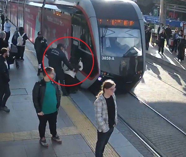 Τουρκία: Άντρας τράβηξε γυναίκα πριν την χτυπήσει τραμ – Βίντεο από την απίστευτη διάσωση