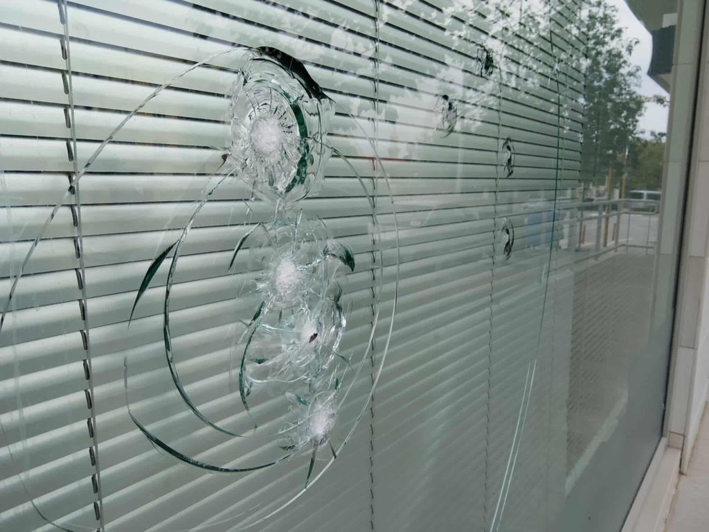 Χανιά: Άγνωστοι βανδάλισαν επιχείρηση και τράπεζες στο κέντρο της πόλης