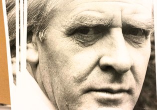 Τζον Λε Καρέ: Τα άγνωστα μυστικά, ο Γιασέρ Αραφάτ και οι «μοχθηρές» φαρμακοβιομηχανίες – Το αρχείο του στο φως