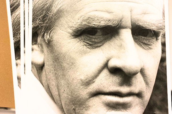 Τζον Λε Καρέ: Τα άγνωστα μυστικά, ο Γιασέρ Αραφάτ και οι «μοχθηρές» φαρμακοβιομηχανίες – Το αρχείο του στο φως