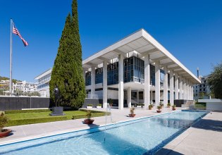 Πρεσβεία ΗΠΑ στην Ελλάδα: Διαβατήρια και βίζες εφόσον το επιτρέπουν οι συνθήκες – Η ανάρτηση μετά το shutdown