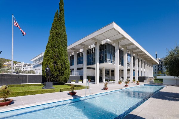 Πρεσβεία ΗΠΑ στην Ελλάδα: Διαβατήρια και βίζες εφόσον το επιτρέπουν οι συνθήκες – Η ανάρτηση μετά το shutdown