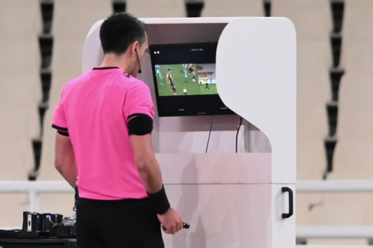 «Κόκκινη κάρτα» του Λανουά σε Γερμανό VAR λόγω Καμπελά και Γερεμέγεφ