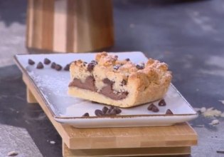 Συνταγή: Crumble γεμιστό με πραλίνα