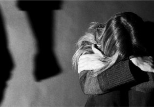 Μάστιγα τα περαστικά ενδοοικογενειακής βίας – Καθημερινές οι καταγγελίες