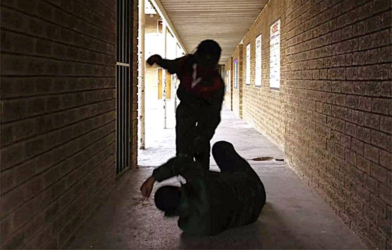 Άγριος ξυλοδαρμός μεταξύ μαθητών σε σχολείο της Κέρκυρας – Πέταξαν σκούπα σε καθηγητή