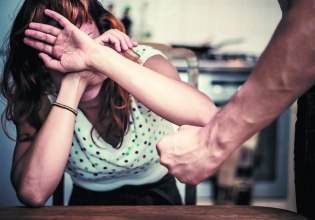 «Ο δικαστής δεν ελέγχει όλο το παρελθόν των δραστών» – Ποινικολόγος για την επίθεση με πιρούνι στην έγκυο