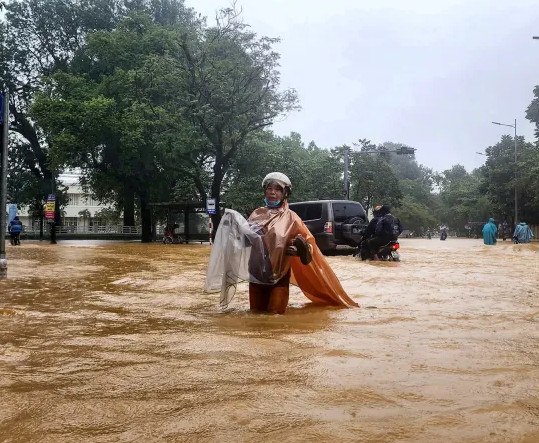 Βιετνάμ: Τουλάχιστον 13 νεκροί και 11 αγνοούμενοι από τις πλημμύρες